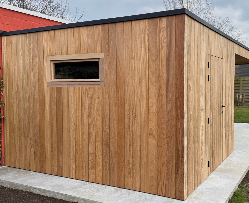 Iroko gevelbekleding met raam en geïntegreerde deur