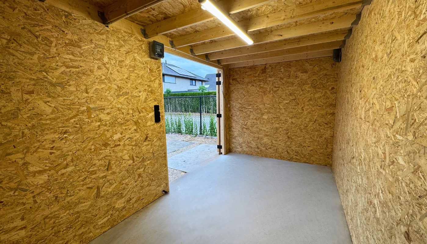 Interieur van de eiken tuinberging met geïntegreerde verlichting