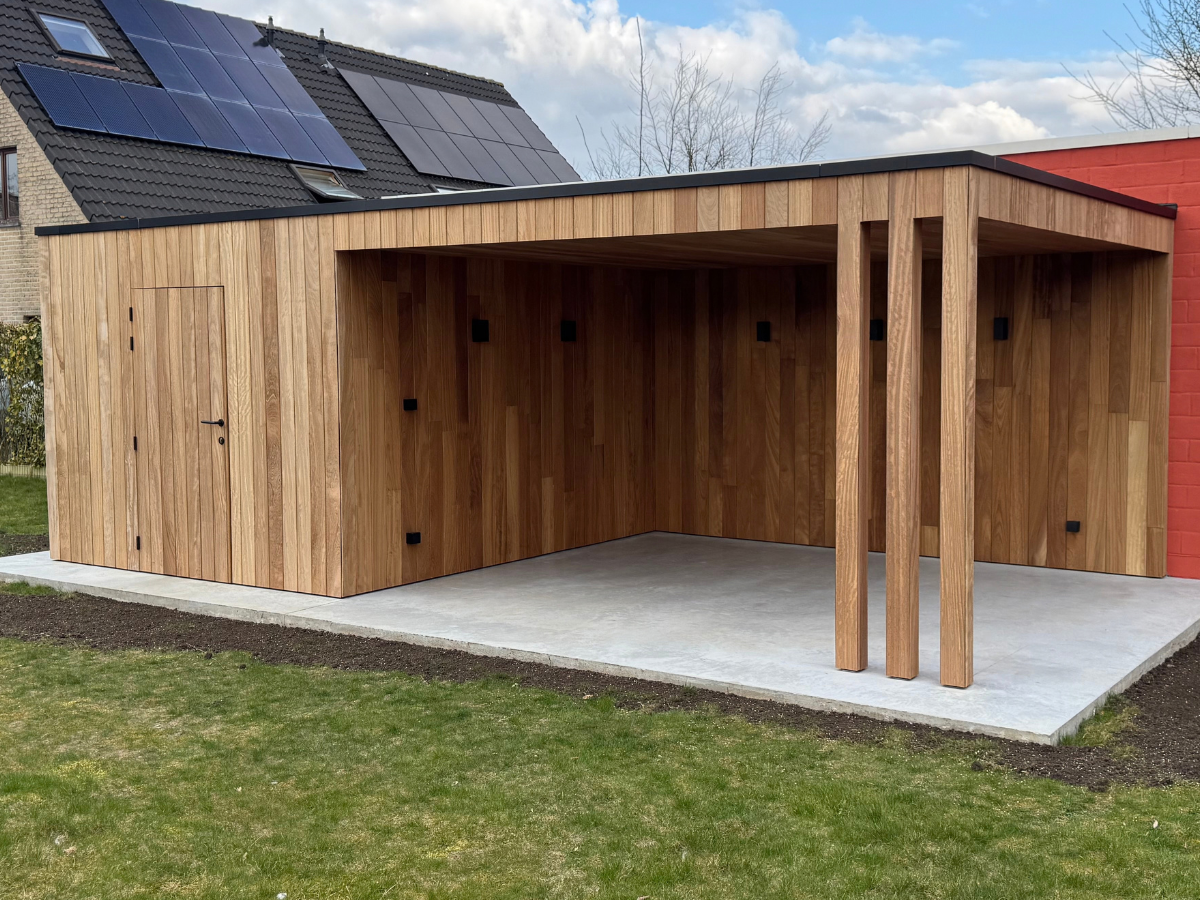 Houten bijgebouw op maat met overdekte zitruimte en verticale gevelbekleding