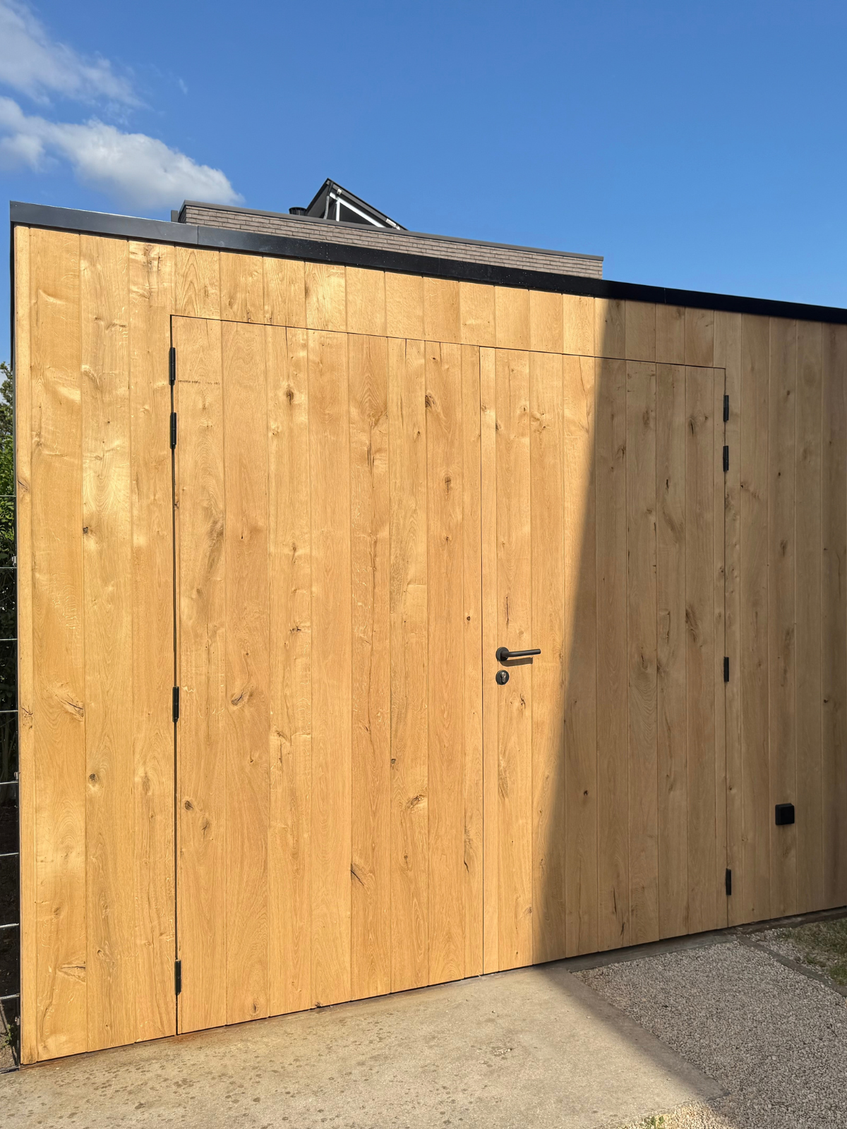 Houten tuinberging met verticale gevelbekleding