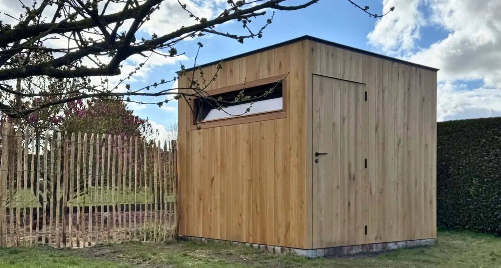 Eiken tuinberging met raampartij en geïntegreerde deur in Brakel