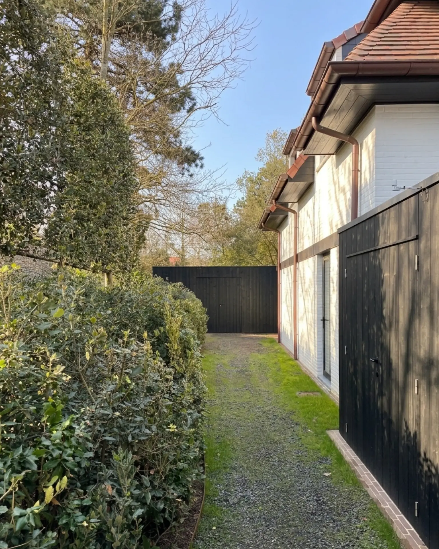 Houten tuinberging naast de woning