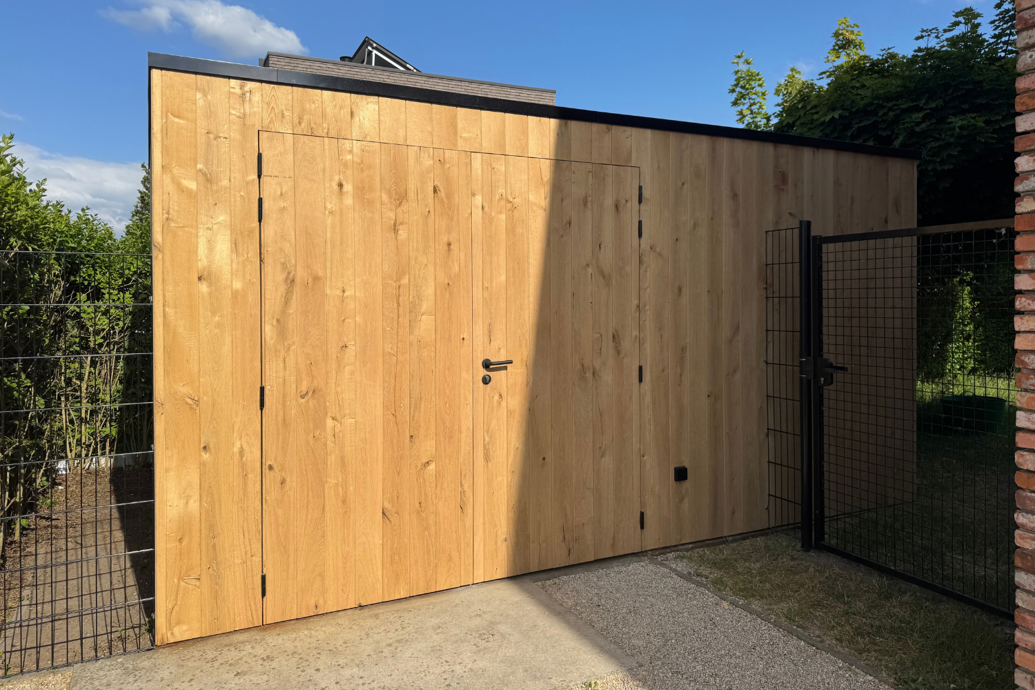Eiken tuinberging op maat met geïntegreerde dubbele deur in Wetteren