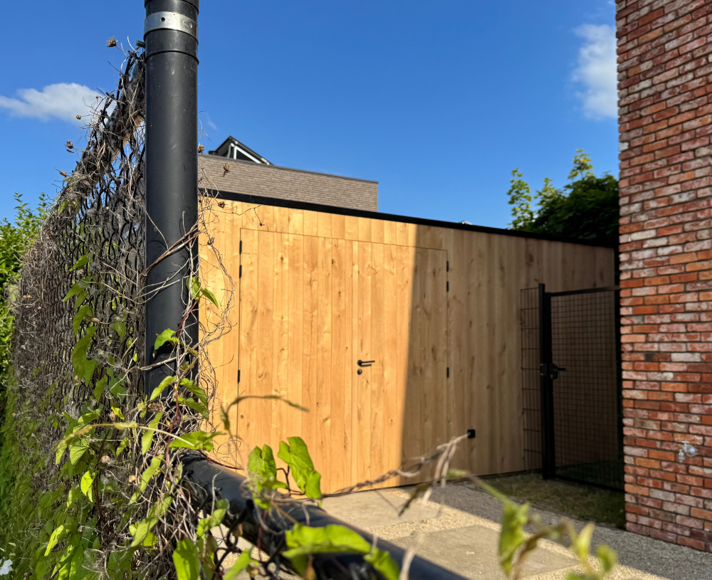 Eiken tuinberging met dubbele deur en zwart beslag