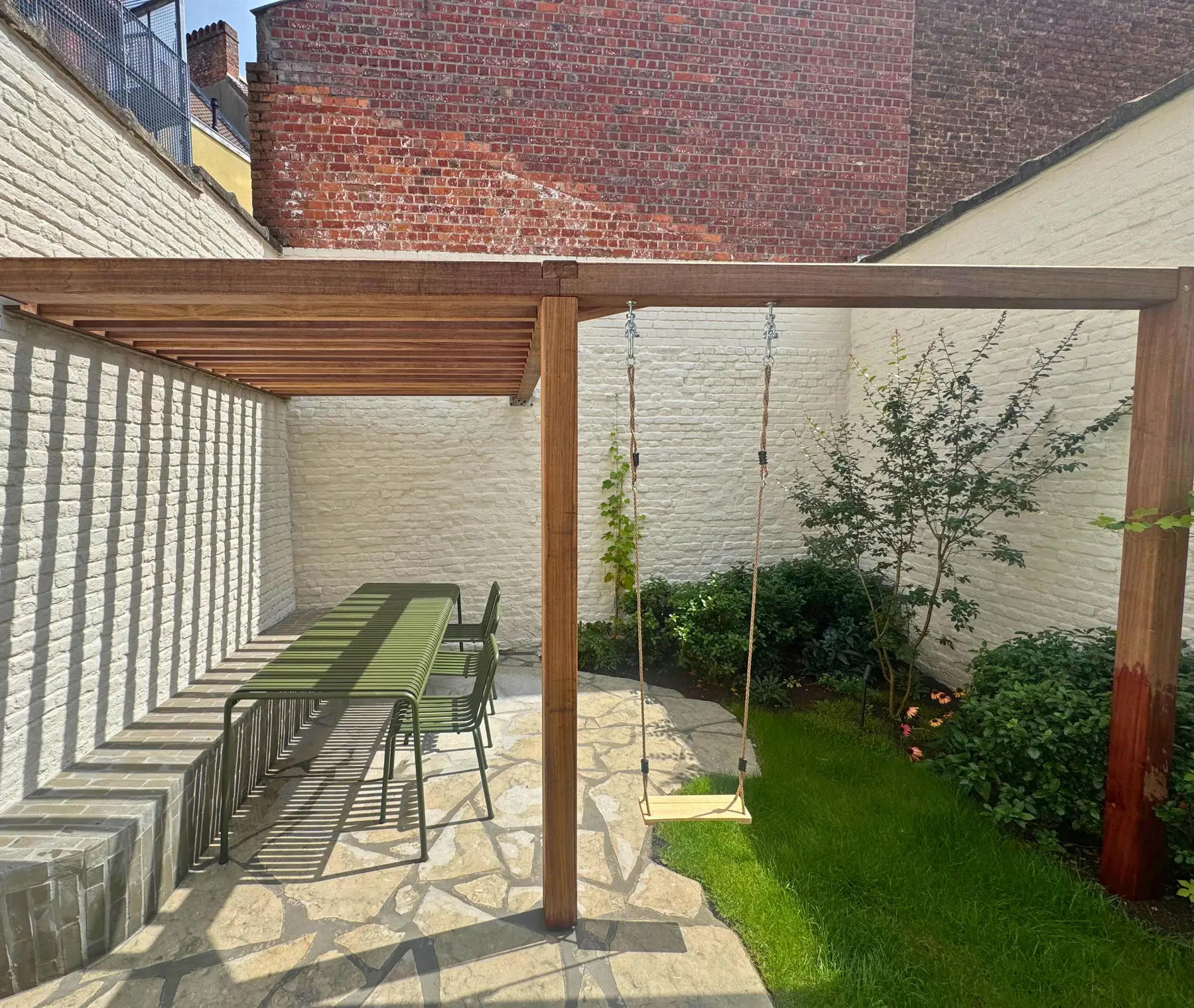 Houten terrasoverkapping op maat aan moderne woning
