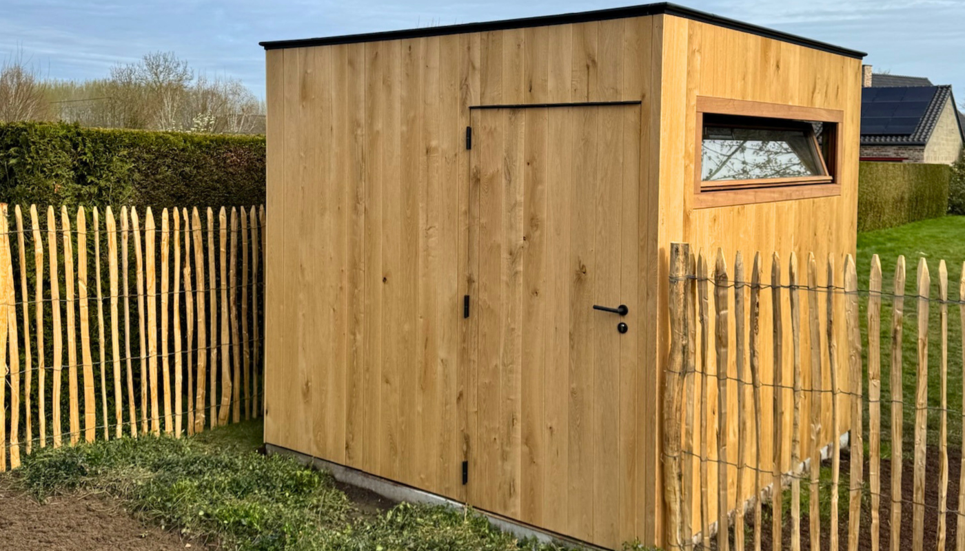 Zijaanzicht van eiken tuinberging met geïntegreerde deur en kippenren in Brakel