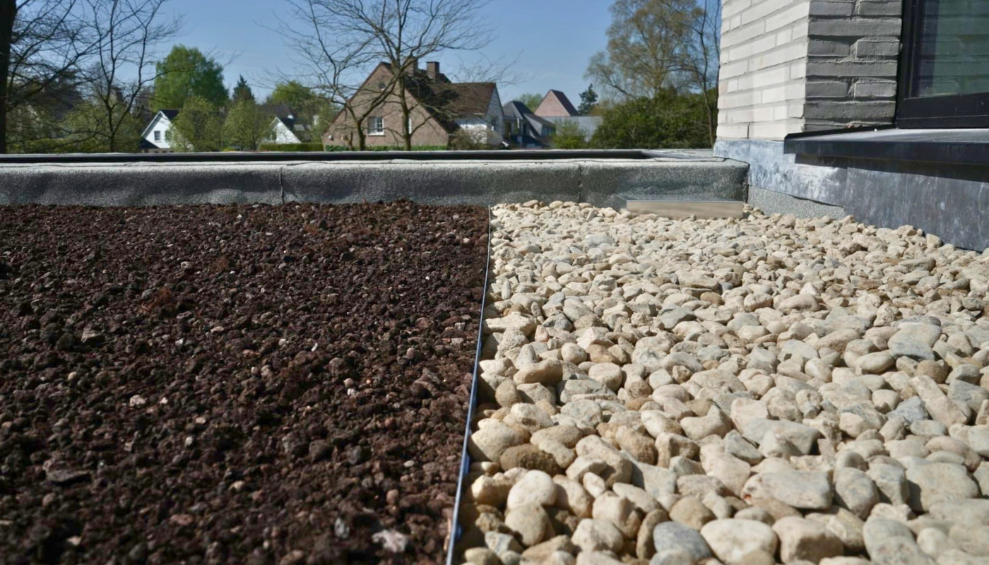 Grindstrook langs het groendak voor een doordachte afwatering