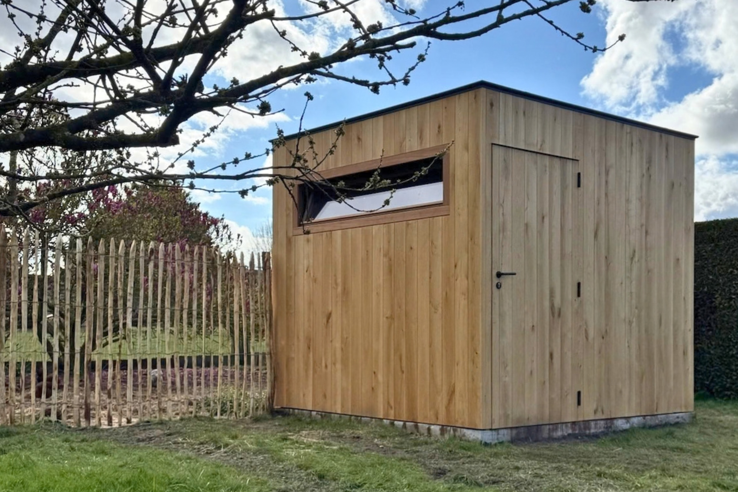 Eiken tuinberging met geïntegreerd kippenhok in Brakel