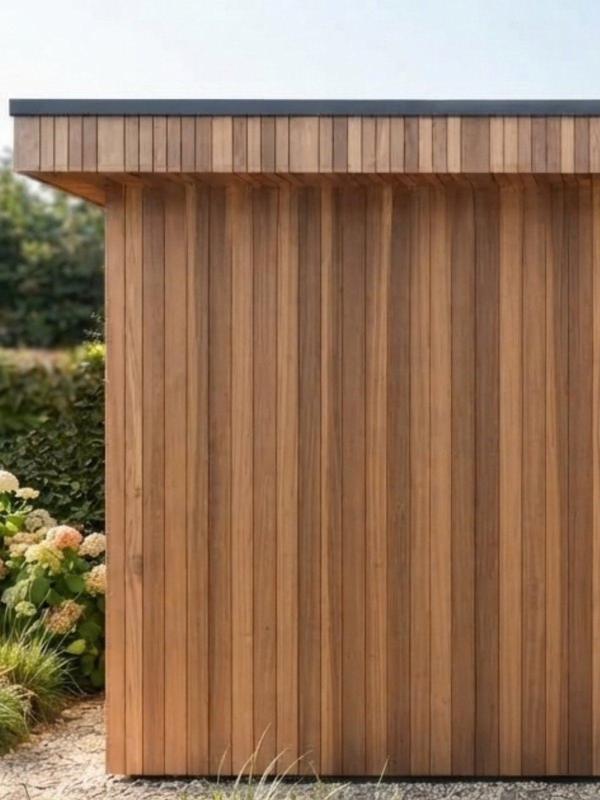 Warme houten tuinkamer op maat met verticale beplanking en groen op de achtergrond