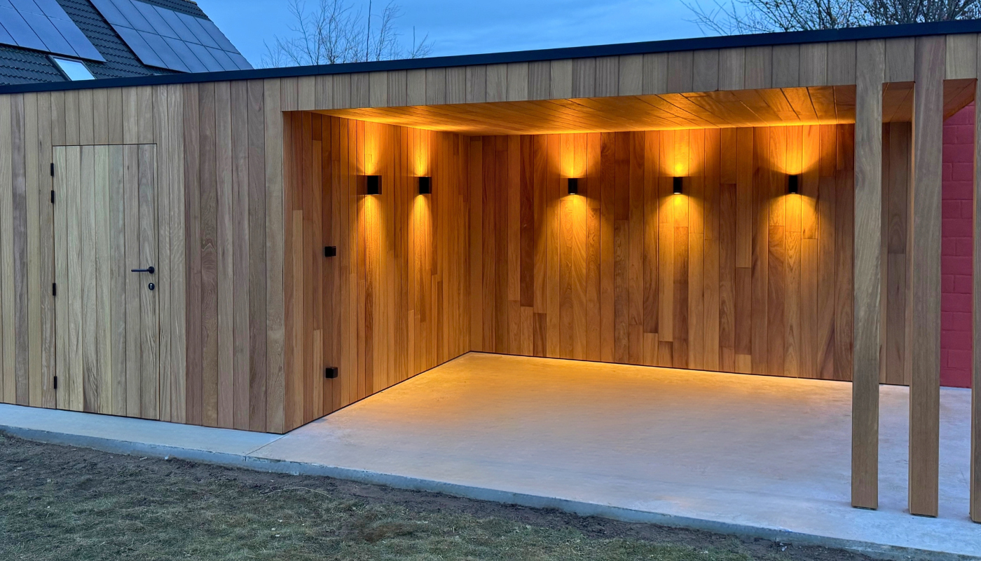 Verlicht bijgebouw in iroko met overdekt terras