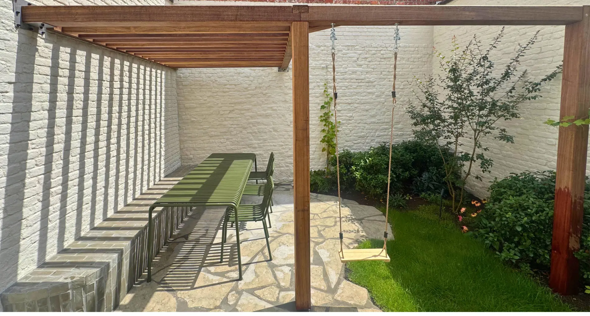 Terrasoverkapping in Padouk in stadstuin in Gent