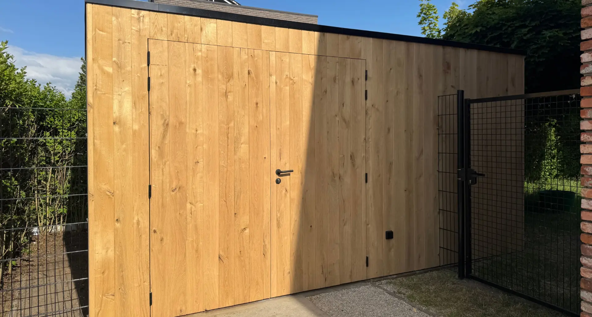 Eiken tuinberging op maat met geïntegreerde deuren in Wetteren