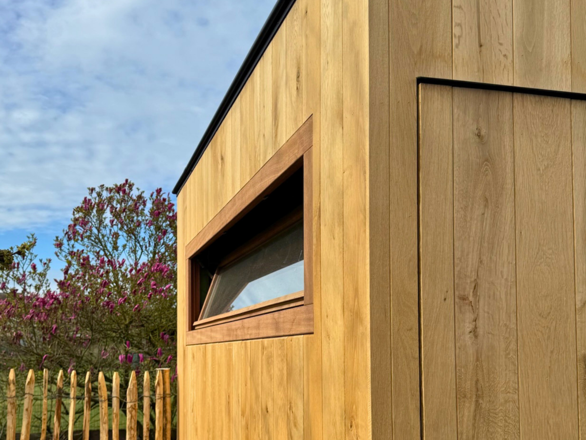 Raamdetail in houten tuinberging op maat