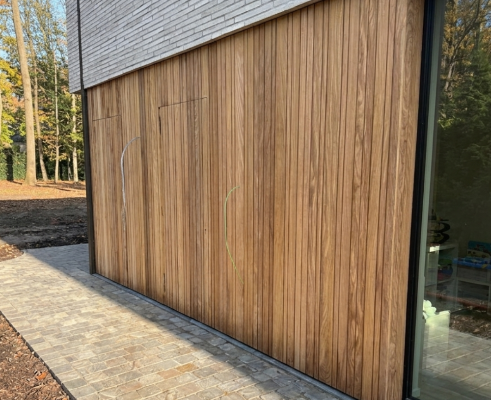 Verticale Afrormosia gevelbekleding met twee geïntegreerde deuren