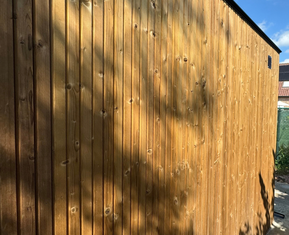 Detail van verticale thermo grenen gevelbekleding