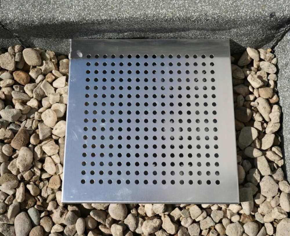 Aluminium toezichtput in de grindstrook van het groendak