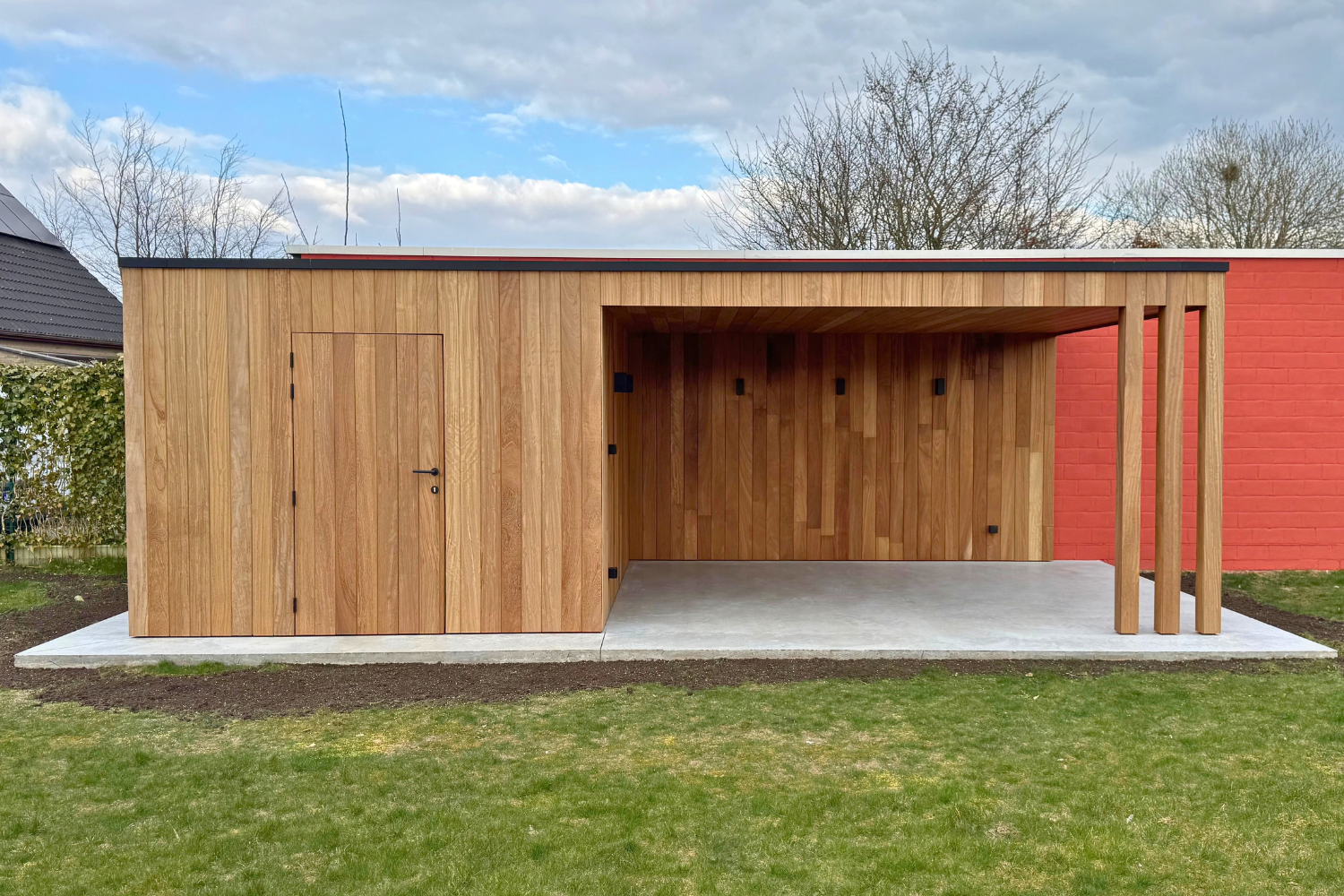 Houten bijgebouw met overdekt terras in Oostakker