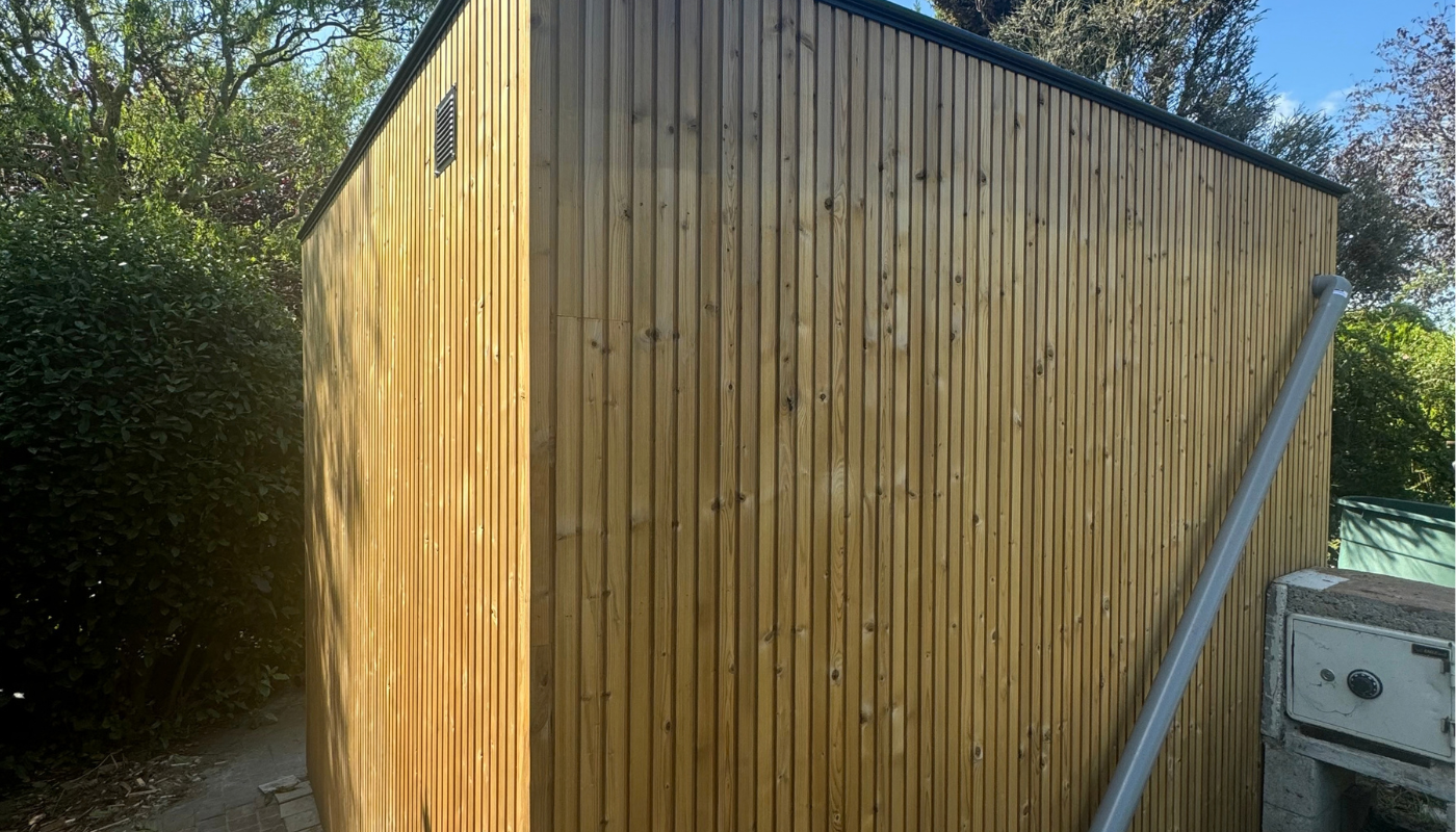 Zijaanzicht van tuinberging met verticale thermo grenen gevelbekleding