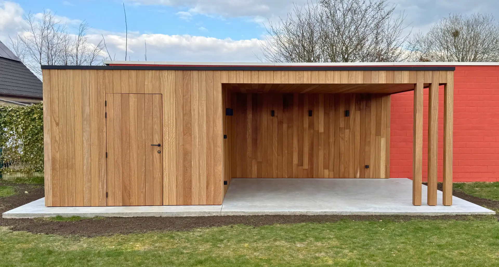Houten bijgebouw met overdekt terras in Oostakker
