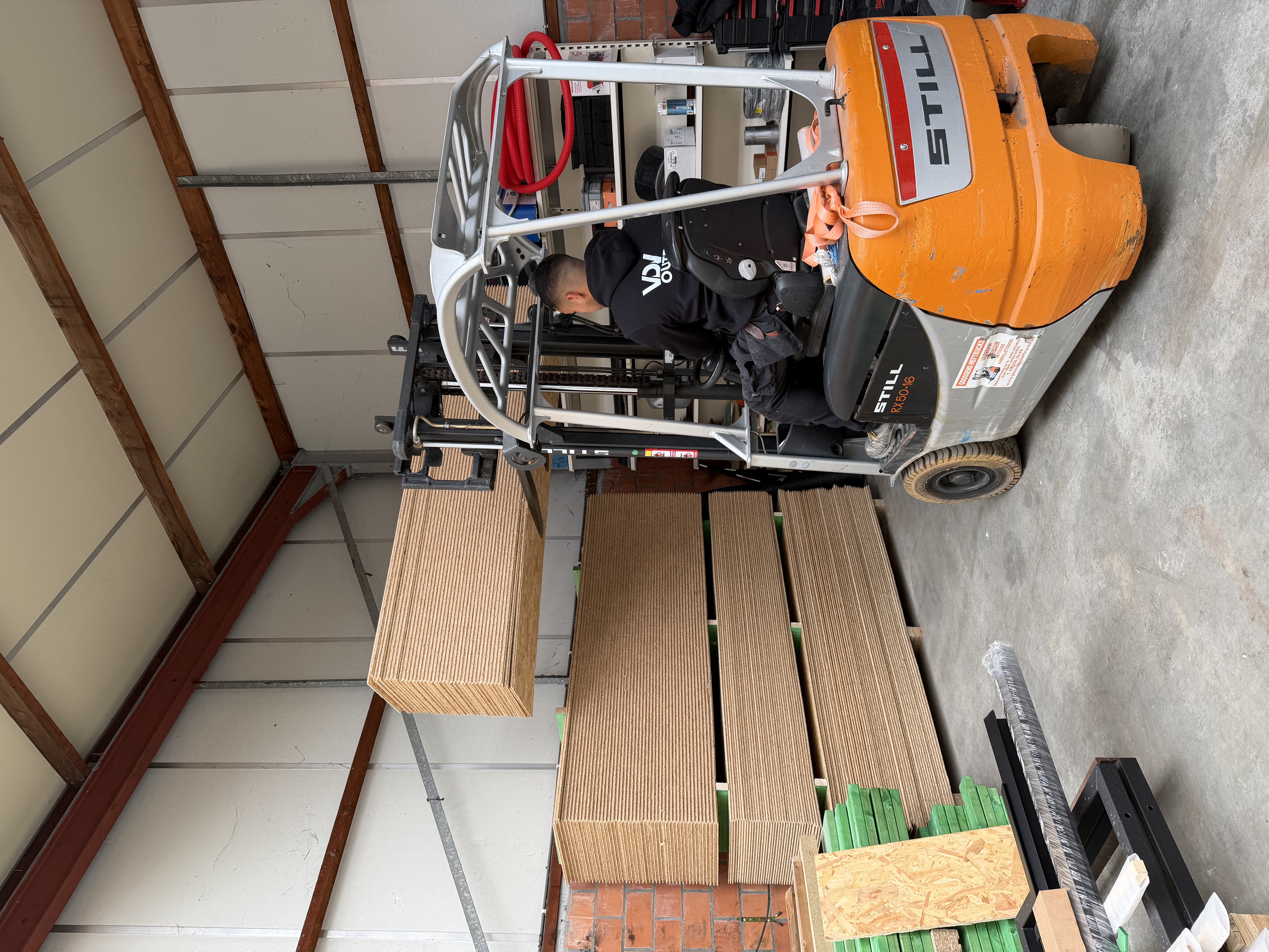 Het atelier met werkbank en houten onderdelen